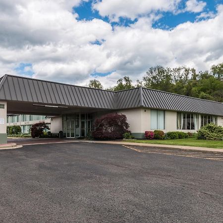 Suburban Extended Stay Hotel Феърмонт Екстериор снимка