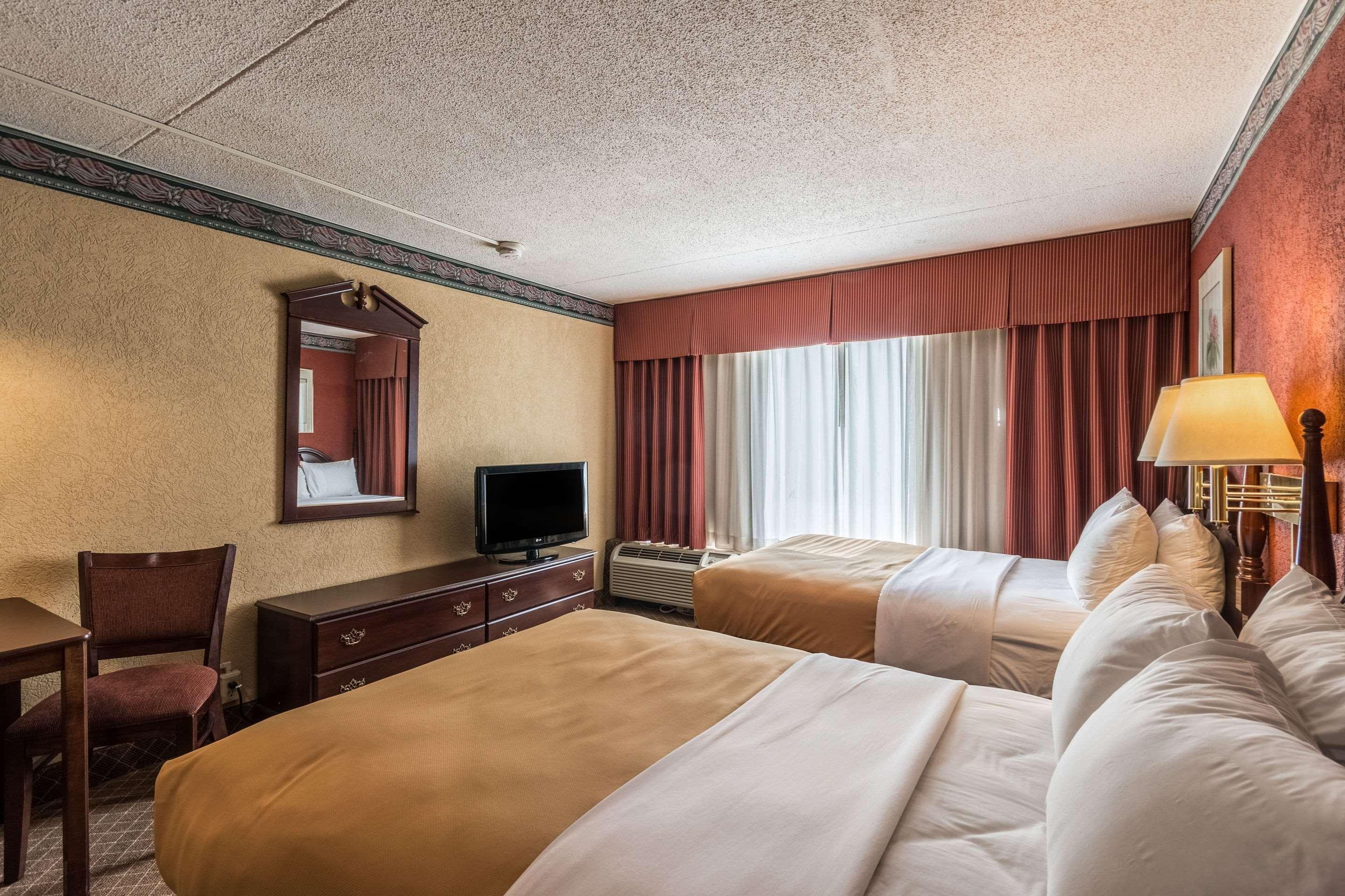 Suburban Extended Stay Hotel Феърмонт Екстериор снимка