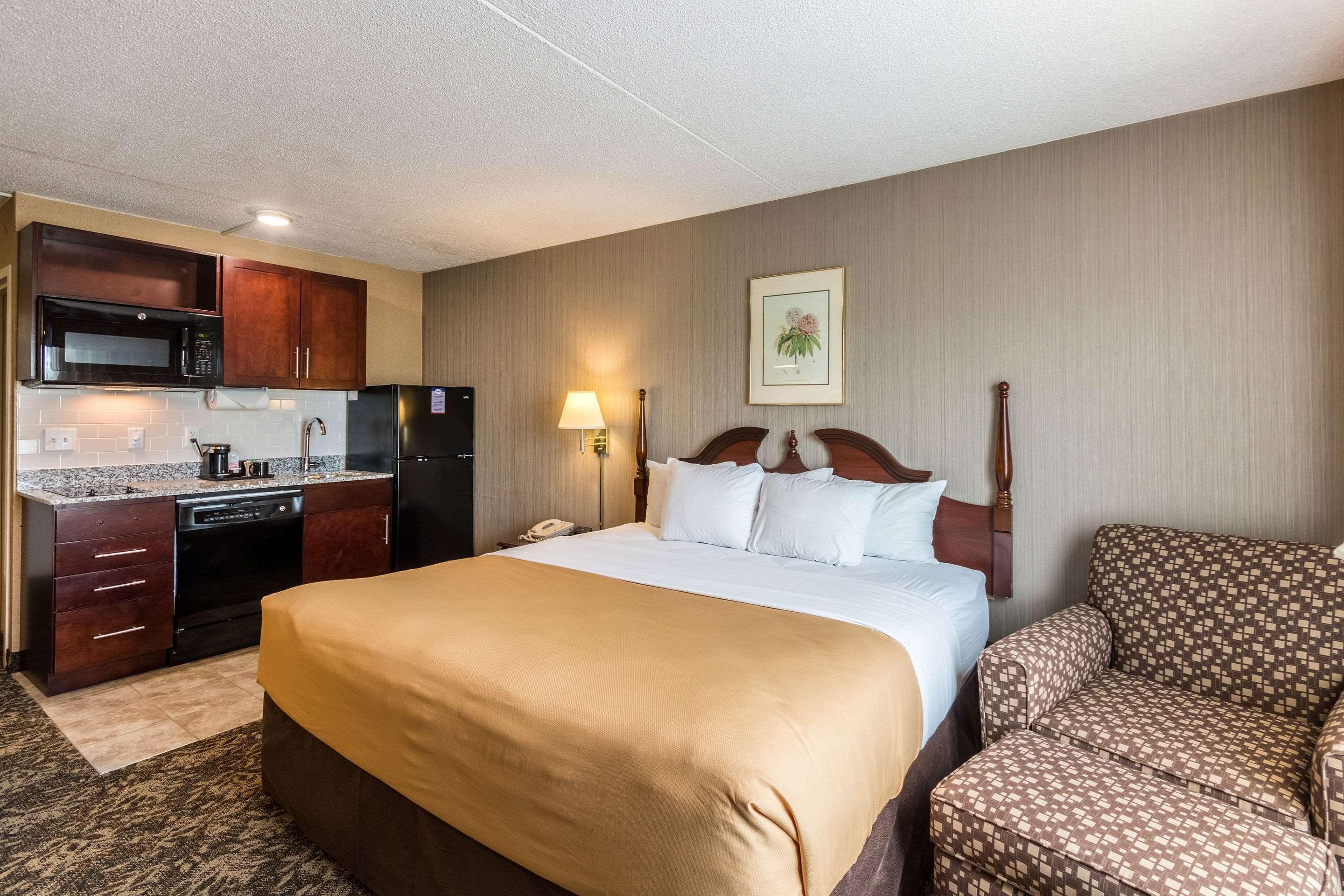 Suburban Extended Stay Hotel Феърмонт Екстериор снимка