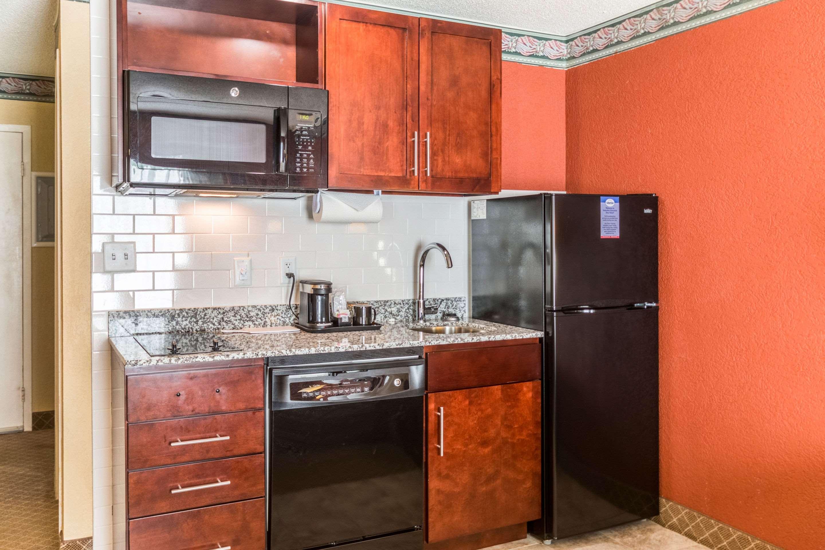 Suburban Extended Stay Hotel Феърмонт Екстериор снимка