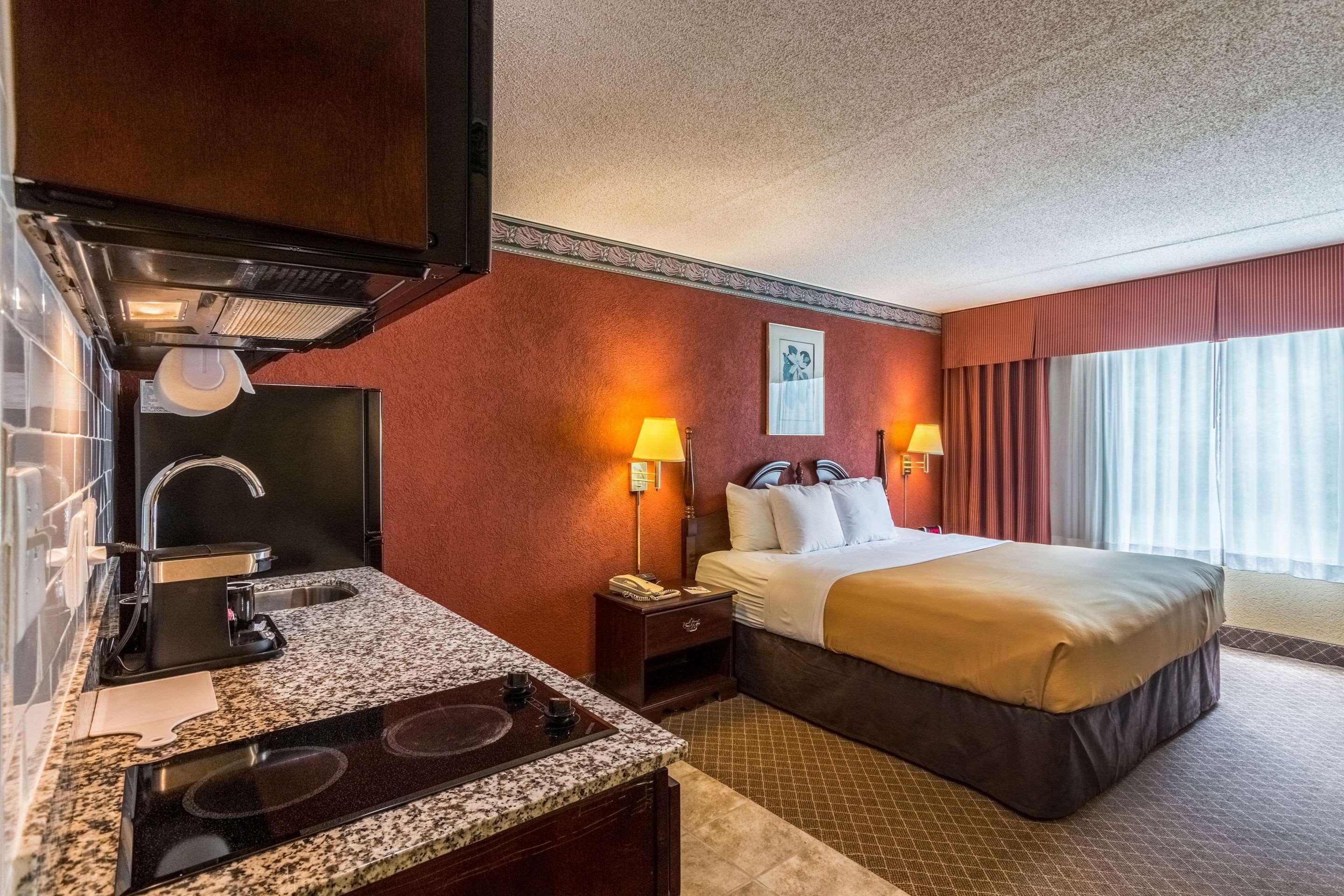 Suburban Extended Stay Hotel Феърмонт Екстериор снимка