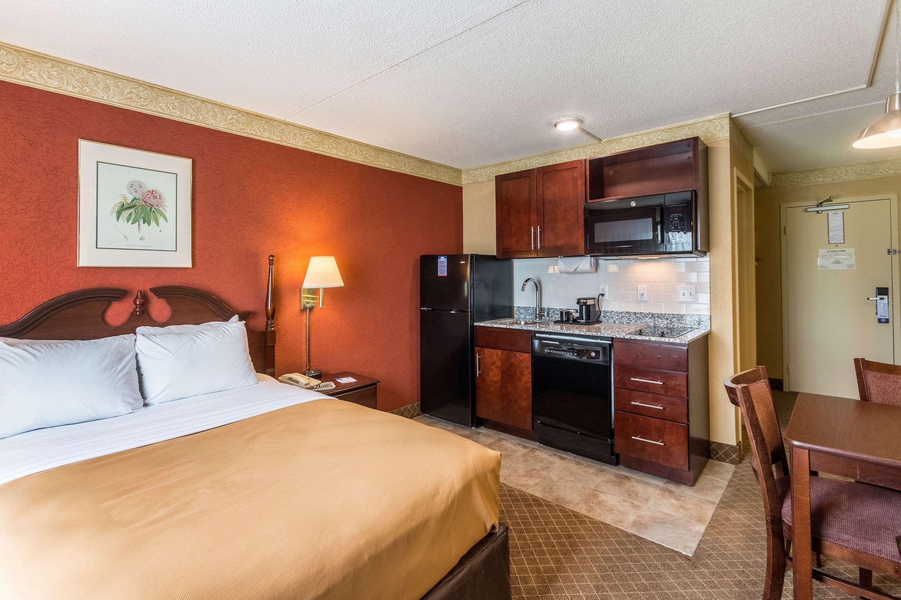 Suburban Extended Stay Hotel Феърмонт Екстериор снимка