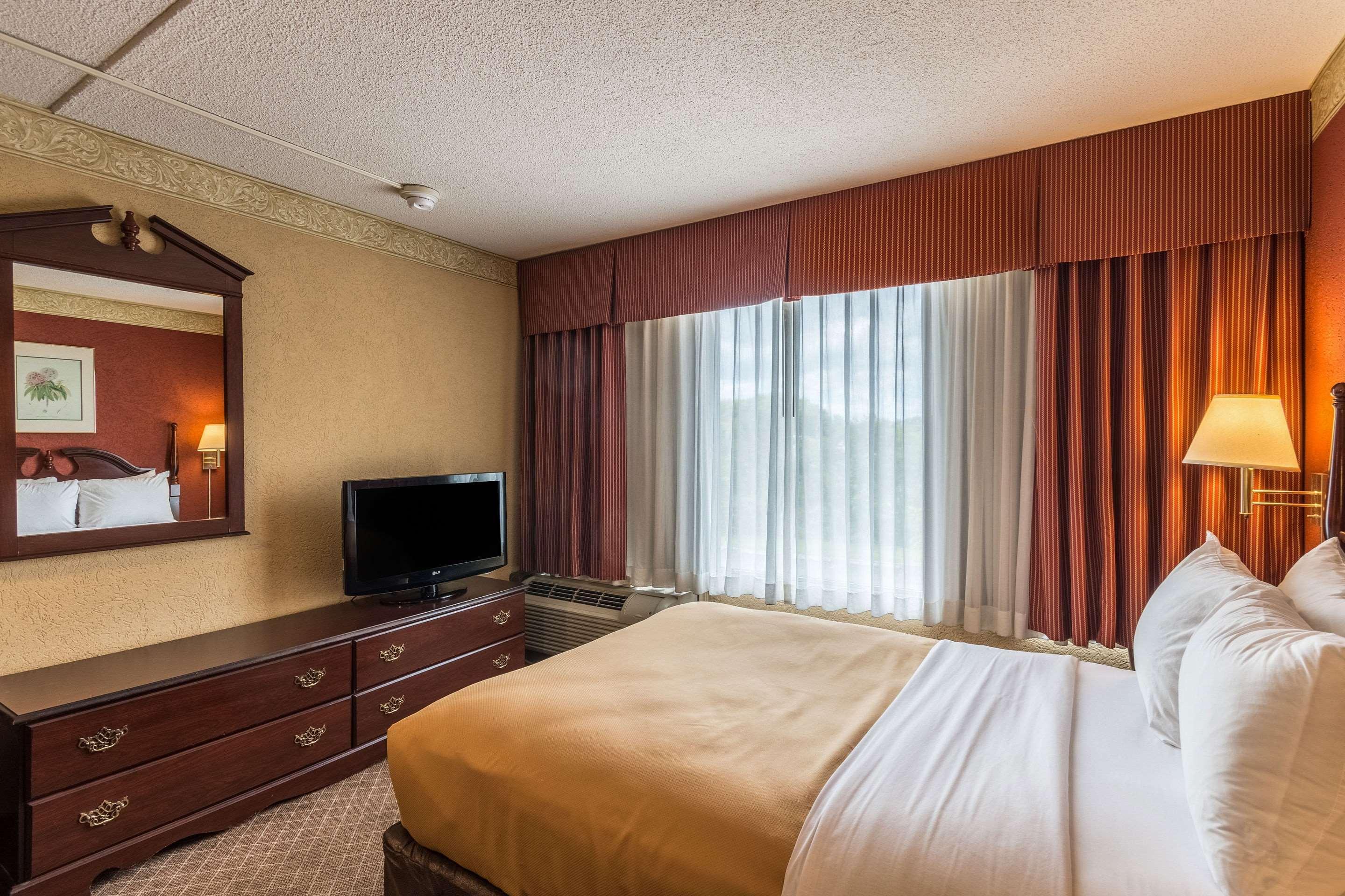 Suburban Extended Stay Hotel Феърмонт Екстериор снимка