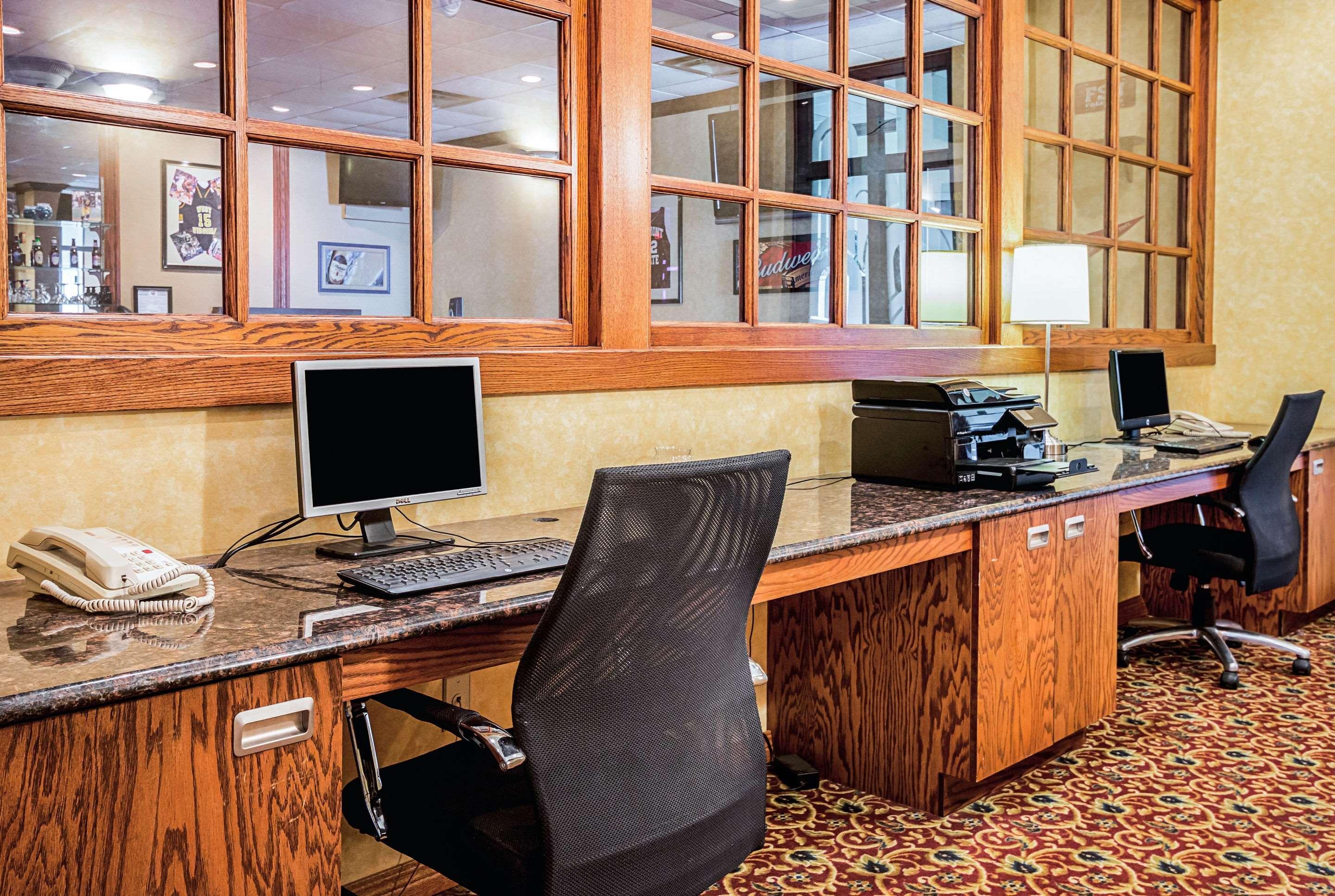 Suburban Extended Stay Hotel Феърмонт Екстериор снимка