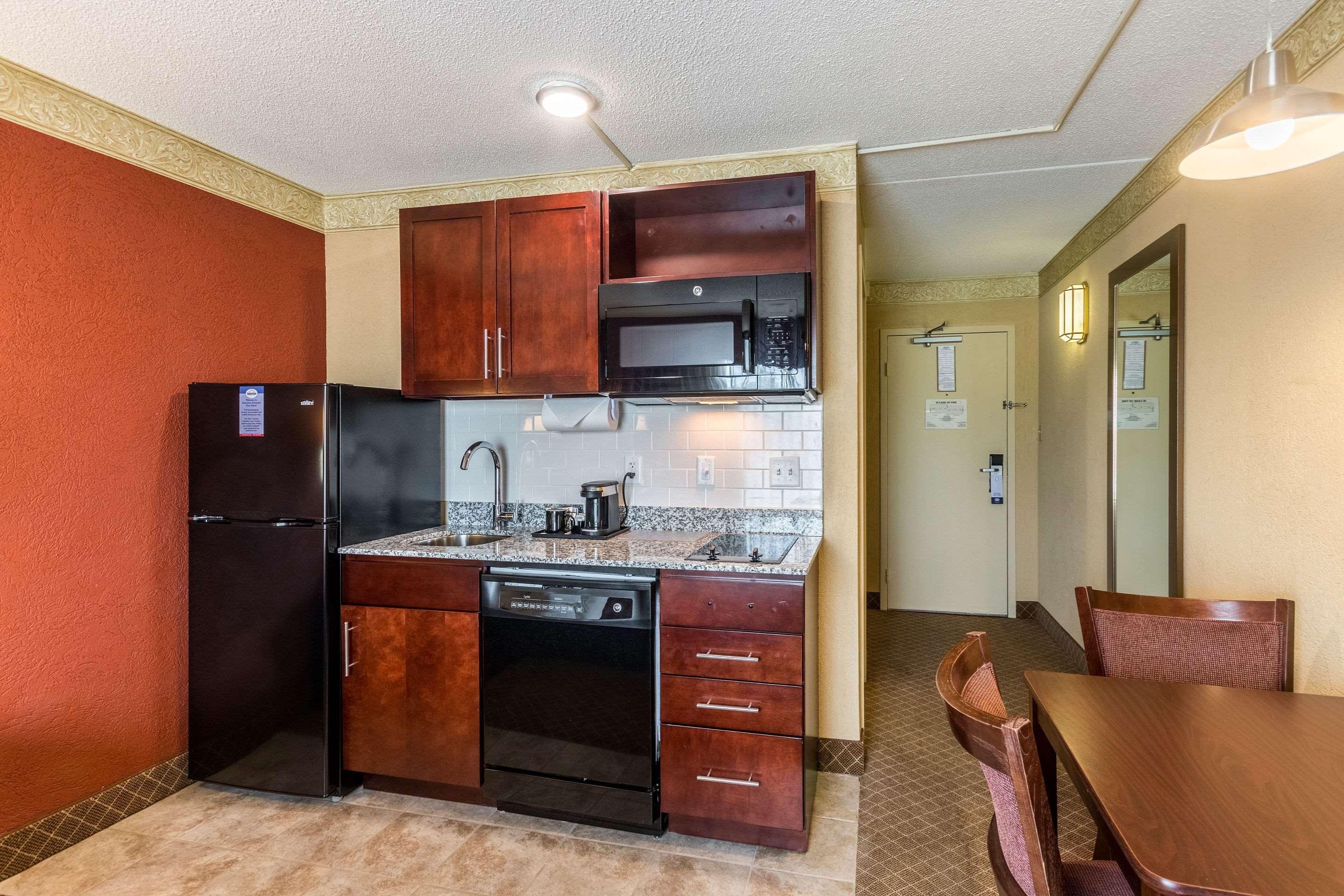 Suburban Extended Stay Hotel Феърмонт Екстериор снимка