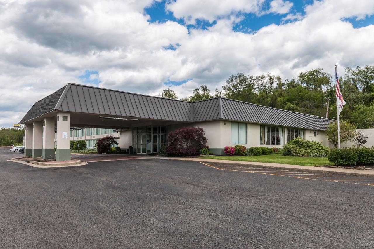 Suburban Extended Stay Hotel Феърмонт Екстериор снимка